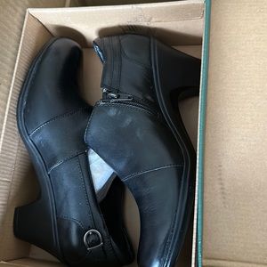 Black shoe side zipper size 9.5 Med Clark’s Bendable